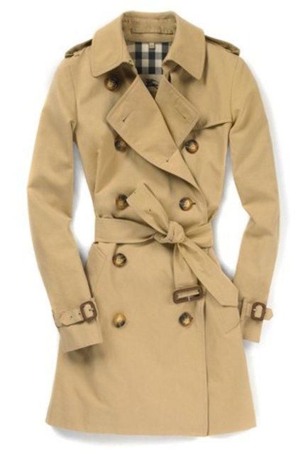 Klasik treçkot. Ben artık hemen her kadının dolabında bir trençkot olduğunu düşünüyorum. Belki siyah, belki lacivert ama daha çok olması gereken klasik tonlardaki trençkotlar 2015'te de favori.