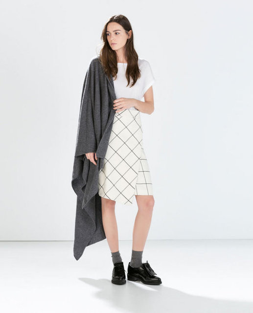 Statement etek. Bu yıl, bir şal, asimetrik bir etek, uzun ya da kısa kollu basic bir t-shirt ile harika kombinler oluşturabilirsiniz. Yani, "statement etek"ler bu sezonun gözdeleri arasında olacak.