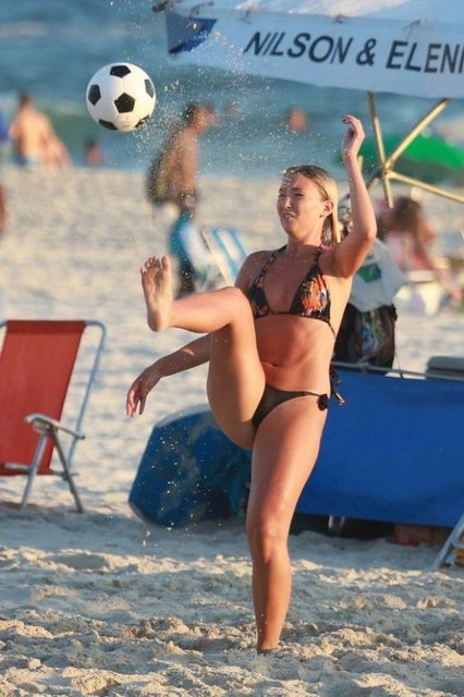 1994 yılında Dünya Şampiyonluğuna imza atan 48 aşındaki Romario, kızlarının 19 yaşındaki arkadaşı Dixie Pratt ile aşk yaşıyor.