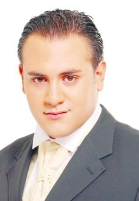 Belma Aksu'nun oğlu Gökhan ise kelimenin tam anlamıyla annesinin karizmasının gölgesinde kaldı. Bir ara Billur'la bir ara da Öznur ile bir ara da Seval ile yakınlaştı.