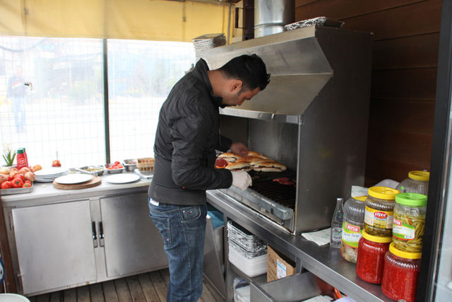 Caner neden köfteciliğe başladığını "Medyatik olduğum için kimse bana iş vermiyor. Ne yapalım biz de bu işi yapıyoruz. Ekmek paramızı kazanıyoruz" sözleriyle açıkladı.