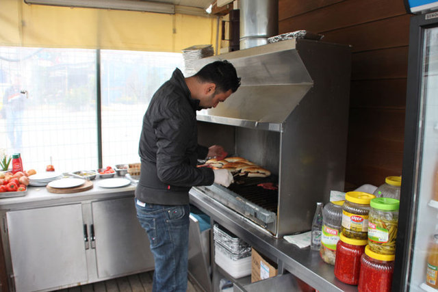 Sunuculuk işini sponsor anlaşmazlığı nedeniyle bıraktığını açıklayan Caner,  bir ay önce açtığını söylediği köftecide aynı zamanda tezgahın başına geçerek gelen siparişlerle de bizzat kendisi ilgileniyor.