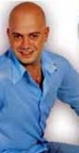 'Dokunmak niye bu kadar güzel' diyen Algan, önce yarışmacılardan Tanju ile yakınlaştı. Sonra yarışmanın bitimine iki hafta kala onunla arası bozulunca Atilla Aslan ile yakınlaştı.