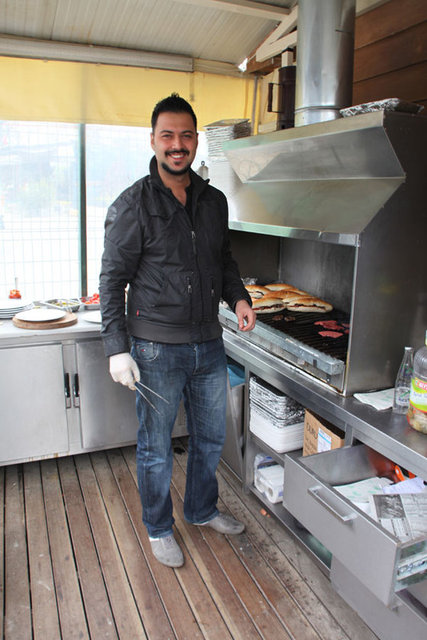 Bundan sonra televizyonda yer alıp almayacağı sorusuna ise Caner, "Saçma sapan dizi teklifleri geliyor. Son olarak jigolo rolünde oynamamı istediler. Böyle şeyler bana ters geldi o teklifleri kabul etmedim. Ben böyle de mutluyum" şeklinde konuştu.
