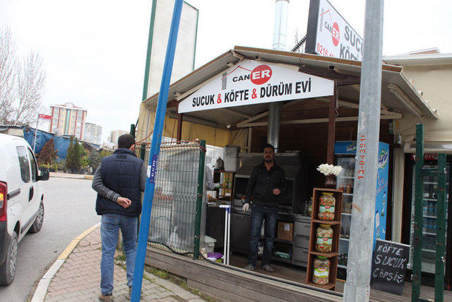 Dokuz yıl önce katıldığı "Benimle Evlenir misin?" yarışmasıyla tanınan ve bir dönemin en medyatik isimlerin başında gelen Caner Toygar, köftecilik yapmaya başladı.