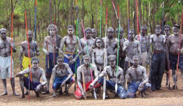 Warnindilyakwa insanları binlerce yıldır bu topraklarda yaşıyorlar ve şimdi ana dilleri olan Anindilyakwa'yı konuşan sadece 2000 yerli kalmış durumda.