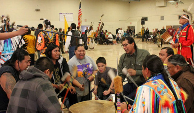 Mescalero-Chiricahua Apache (Oklahoma) - Dili konuşan 3 kişi -  - Mescalero-Chiricahua Apache dili, Oklahoma ve New Mexico'da konuşulan bir dildir.