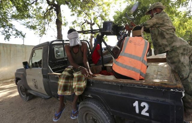 Somali'deki tüm uluslararası örgüt ve yabancı kuruluşların faaliyetlerine karşı olan grup, ülkedeki yardım faaliyetlerinin durdurulması talebinde bulundu. Ülkede çok sayıda yardım görevlisi kaçırıldı ve öldürüldü.