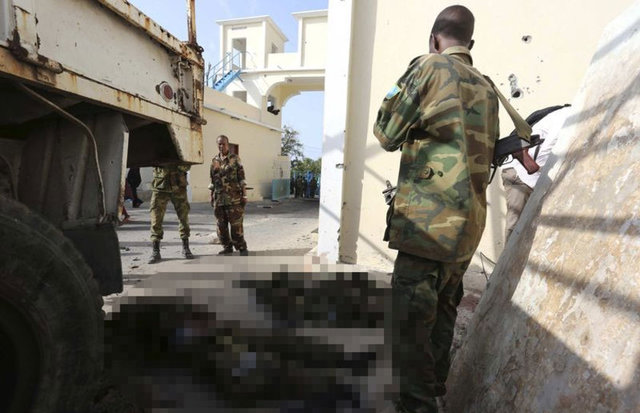 Son dönemde maddi sıkıntı çekmeye başlayan Şebab, yeniden toparlanmak için Somali açıklarında korsanlık eylemleri yürüten ve fidye toplayan gruplarla işbirliği yapmaya başladı.