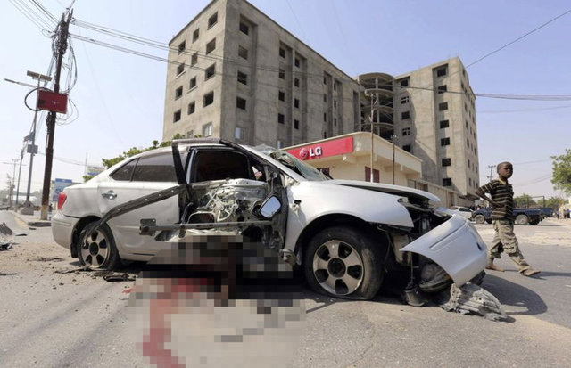 Aynı yıl Aralık ayında düzenlenen intihar saldırısında geçiş hükümetinde yer alan üç bakan öldürüldü.