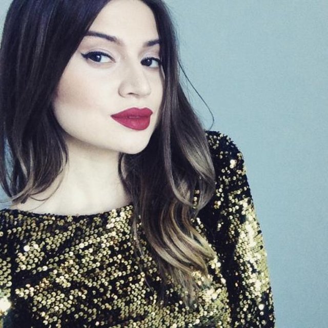 Derya Açıkgöz daha önce şu açıklamaları yapmıştı:Beni bu işe başlamam konusunda ilk etkileyen kişi ablam Hülya oldu. Diplomamı aldıktan sonra İstanbul'a yerleştim. Hedefim moda master yapmaktı ama bunun yerine İstanbul'a gelip iş hayatına atıldım ve Hadise ile çalışmaya başladım. Hadise ile çalışma hayatım başlayınca moda dünyasının içine tamamen girmiş oldum.