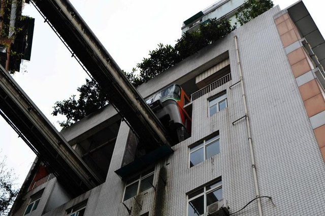 Kentin yamaca kurulu olması sebebiyle metro planlamasında böyle bir uygulama yapmak zorunda kalan Chongqing yönetimi, bazı apartmanların orta ve üst katlarını kamulaştırarak içinden metro hattını geçirdi.