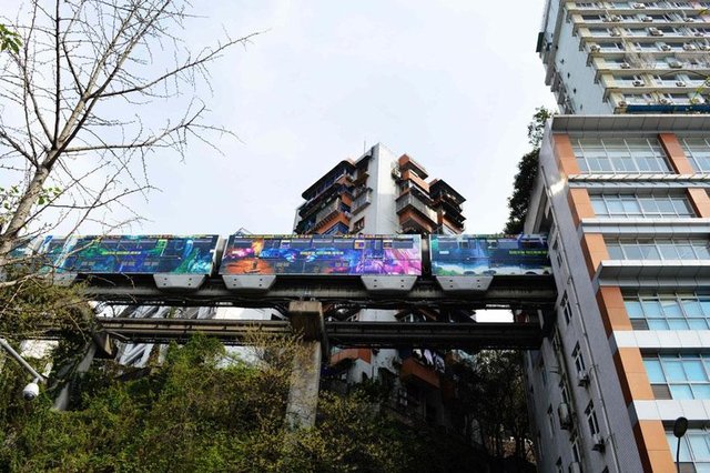 İlginç bir görüntü ortaya çıkaran bu hafif raylı metro sisteminden en çok şikayet edenlerse apartmanlarda oturanlar.