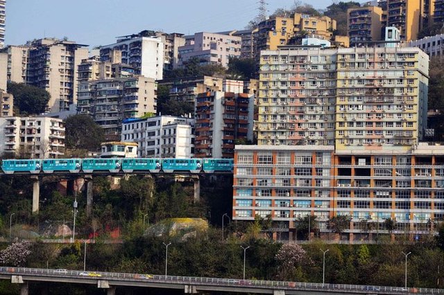 Apartman sakinleri 7 dakikada bir tren sesiyle yaşıyorlar.