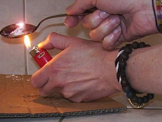 Eroin 1 gramı: 131 dolar Dünyanın en tehlikeli maddelerinden biri. Uyuşturucu bir madde olan eroin bilinci değiştirir, yaşam gerçekliğiyle oynar. Konvülzon ve komaya neden olabilen eroin, dünyanın en pahalı maddeleri arasında yer alıyor. -