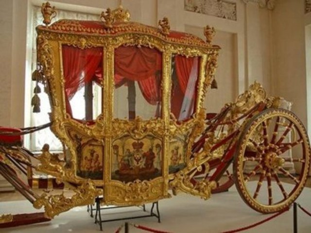 Altın 1 gramı: 56,73 dolar Altın tüm dünyada yaygın olarak bilinen en değerli metallerden biri. Takı olarak kullanımının dışında elektrik iletkenliği ve korozyon direnci için de kullanılıyor. -