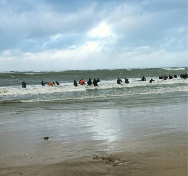 Özellikle emekli ve yaşlı vatandaşlar sabahtan akşama kadar kum havuzunda oynayan çocuklar gibi değerli taşları bulmaya çalışıyor. -