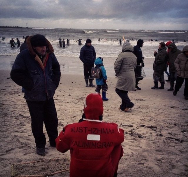 Dalgalar tarafından deniz dibinden sürüklenen ve beyaz kum plajlarına serpilen bu kehribar parçaları, elle bile toplanabilir. -