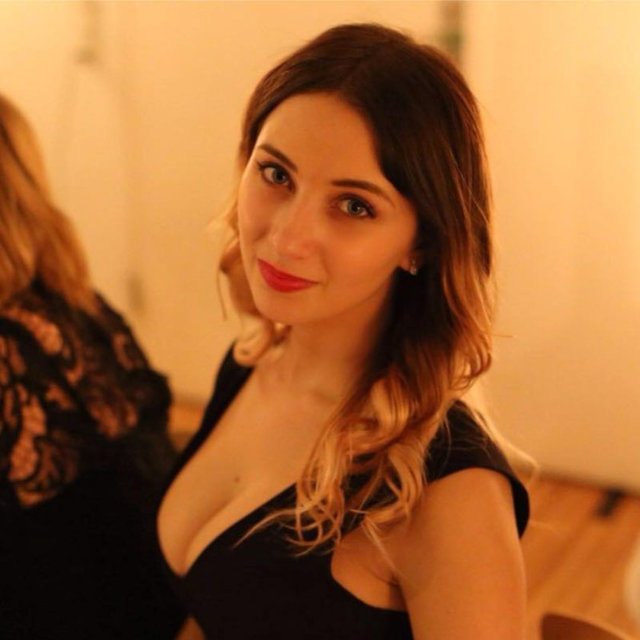 Muhafazakar parti tarafından Odd Fellow-Palæet şatosunda düzenlenen ve basına kapalı olan 110. Yıl kutlama eğlencesine gelişinde çekilen resmi, sevgilisi Rune Kristensen tarafından Facebook'a konulan Nikita yeniden gündeme oturdu.