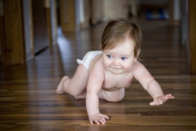 4. Bebeğin oturduğu yerde sürekli istediklerinin önüne konulması,  motivasyon eksikliğine neden olur.