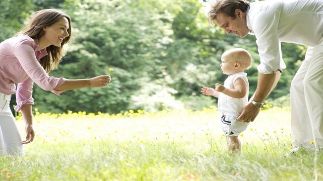 Kaba motor hareketlerde bebeklere göre gelişim farklı olabilir. Akranlarından daha önce desteksiz oturan, emekleyen veya tutunarak ayağa kalkan bebekler genellikle daha önce yürür.