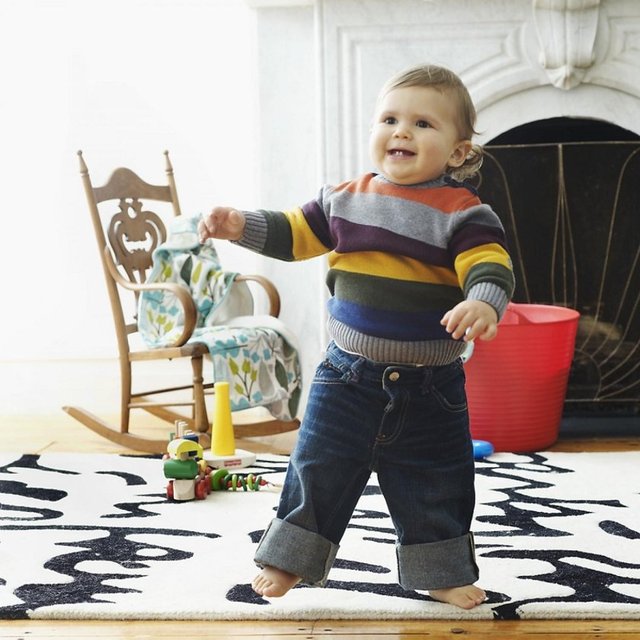 * Tutunduğu eşya sağlamlaştırılmalı ve tutunarak ayağa kalkması engellenmemelidir.