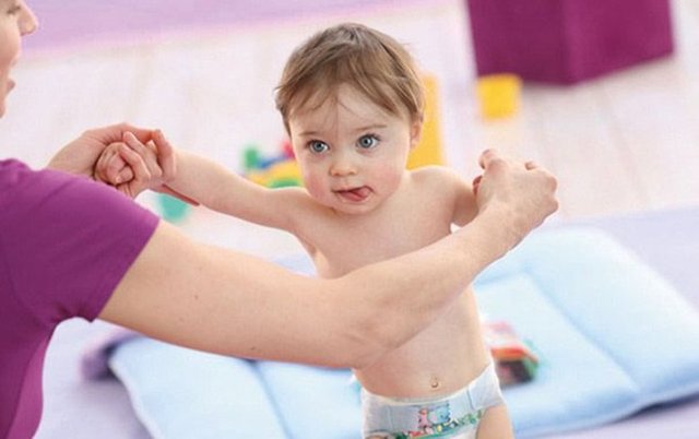 * Yürüme girişiminde bulunduğunda bir oyuncak uzatarak ilgisi çekilmeli ve oyuncağa ulaşması sağlanmalıdır.