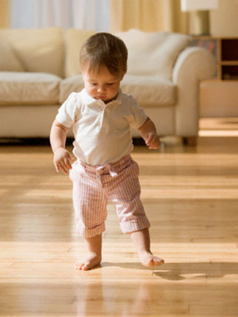 * Ayak ve bacak kaslarının güçlenmesi için ev içerisinde çıplak ayak veya kaydırmaz çorapla dolaşmasına izin verilmelidir.