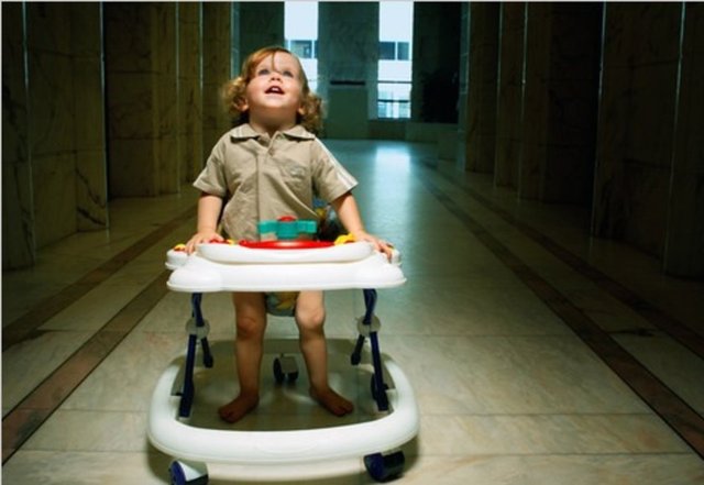 * Yanma; yürüteçteki bebekler daha yüksek yerlere erişebilir. Böylece masa örtüsünü çekerek masa üzerindeki sıcak çayı, kahveyi devirebilir, ocaktaki çaydanlığa dokunabilir, radyatörlere, şömineye ulaşabilirler.