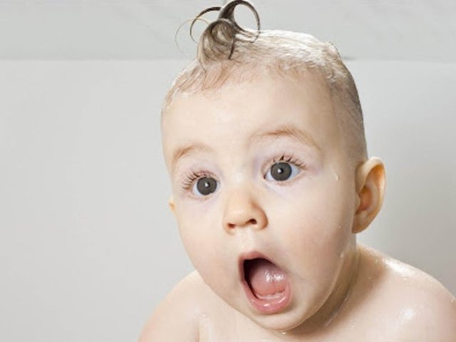 • Bebeğiniz bir ayak veya bacağı daha fazla kullanıyorsa, vücut hareketlerinde sağ-sol arasında fark varsa