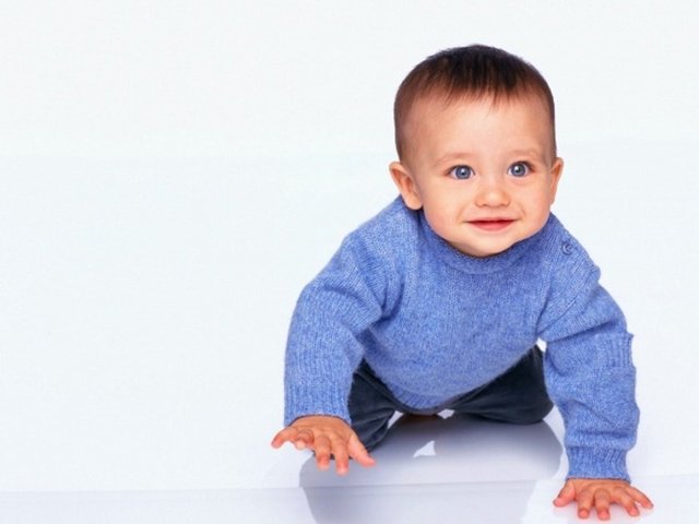 Altta yatan bir sağlık problemi olmadığı durumda anne babalar bebeklerinin yürümeye başlaması için şunları yapabilirler: