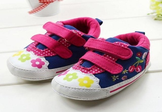 Ayakkabıya alışmaları açısından evde de ara ara ayakkabı giydirilmesi faydalı olur.