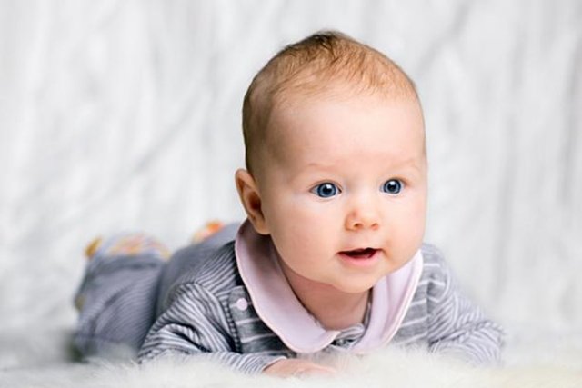 2. Aşırı korumacı anne-baba bebeğin sürekli kucakta tutulması, üşütür, mikrop kapar veya düşer düşüncesiyle yere bırakmaktan kaçınma