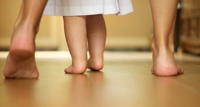 * Yürüteç çocuğun bağımsız hareket etme becerisini geciktireceği için kullanılmamalıdır.