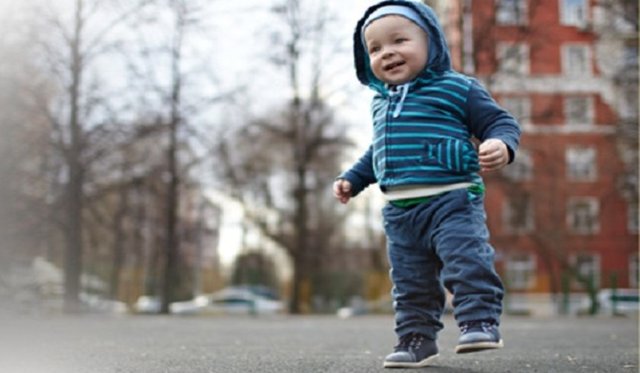 * Gün içerisinde çok fazla oturtulmamalı, evde ve dışarıda yürüme alıştırmaları yapılmalıdır.