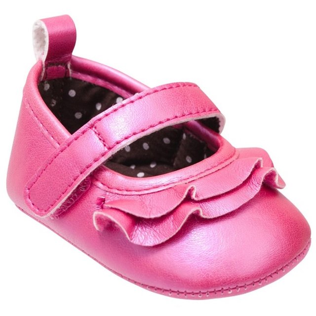 Yürümeye başlayan çocuklar, eğer çocuk ayağa kalktığında ayak ve ayak bileğinde eğilme ve açılanmalar olmuyorsa, evde yalın ayak ya da çorapla ayakta durabilirler.