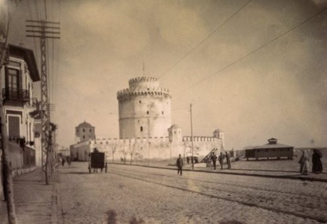 Beyaz Kule, Kanuni Sultan Süleyman tarafından inşa edilmiş bir 16. yüzyıl Osmanlı yapısı.