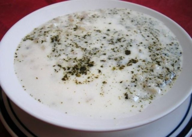 Sonra da soğutularak ayran ile karıştırılır. Üstüne taze nane yaprakları serpmelisiniz.