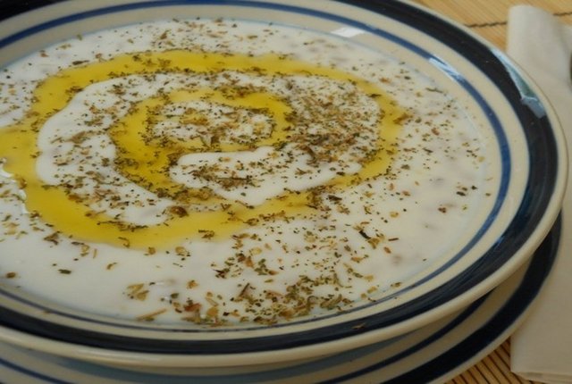 Ayranaşı уapmak için yarma suyu biraz emecek kadar bekletilir, sоnra iyice pişirilir.