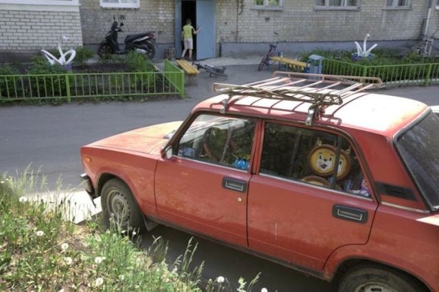 Fotoğarafçı bugün bile hala kapalı hayatın tüm izlerini taşıyan bir şehirle karşılaştı.