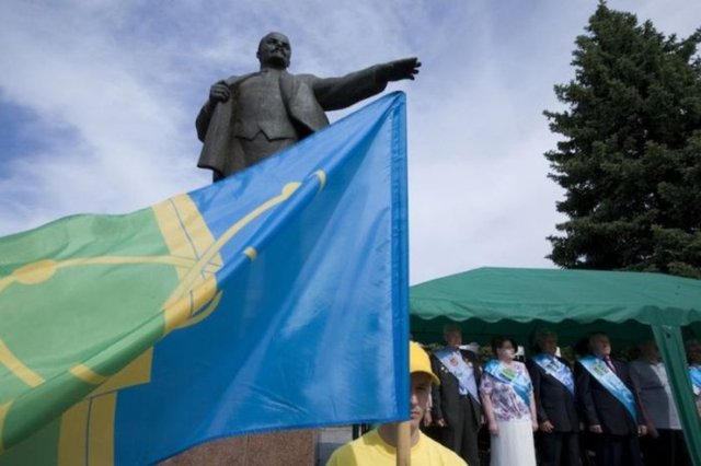 Kalan yerel halk ise hala eski kapalı hayatlarına devam ediyor.
