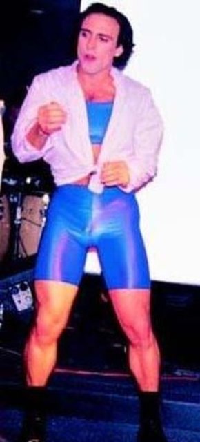 Halit Ergenç, Mimar Sinan Üniversitesi Opera ve Müzikal Tiyatro Oyunculuğu bölümünde okurken bir ara Ajda Pekkan'a eşlik eden dans grubunda yer almış. Bu kare de o yıllardan kalma.