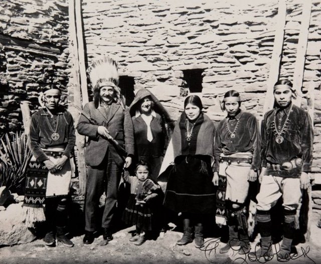 Albert Einstein Büyük Kanyon'da yerlilerle birlikte / 1922 -