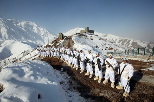 Saat gecenin yarısı da olsa, insansız hava araçlarından görüntü gelip alarm düdüğü çaldığı anda, timler anında hazırlanıp zorlu dağ patikalarına koyuluyor. Düdük kimi zaman bir kaçakçılık ihbarı, kimi zaman sınırdan terörist geçişi için çalınıyor.