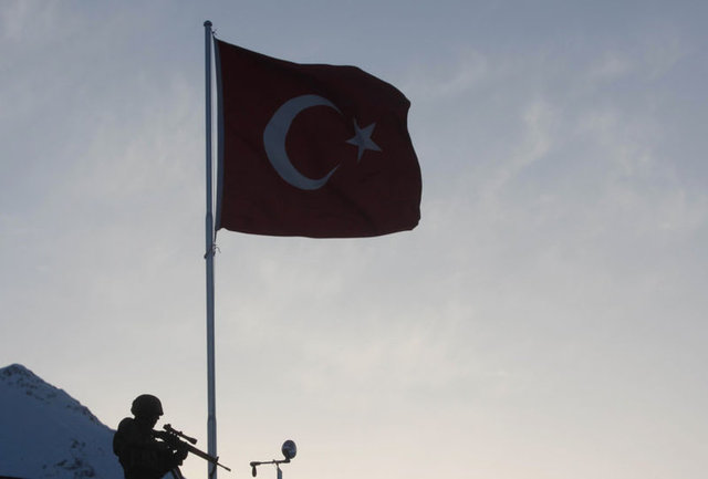 İmsak saatinde, 04.30'da kuledeyiz. Hava buz gibi, nöbetçilerin adeta yüzünü kesiyor. Gün yavaş yavaş ağarmaya başlıyor, ancak 3 bin metrelik buzlu dağ bloklarının ardından yükselen güneşi görebilmemiz için tam 2 saat beklememiz gerekiyor.