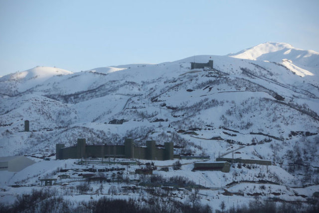 BUZLU DAĞ BLOKLARI - Tekeli Taburu'na ulaşmak başlı başına bir mesele. En yakın mesafedeki Van Havaalanı'ndan karayoluyla, iyi hava koşullarında, 5 saat sürüyor.