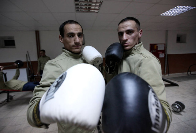 İKİZ MEHMETÇİKLER - Mehmetçikler görev başında "kan kardeşi', ama aralarında "ikiz kardeş"ler de var. Tüm ikizler gibi, Ahmet -Mehmet Sarıtuç kardeşlerin de 24 yıllık yaşamları boyunca yediği içtiği ayrı gitmemiş.