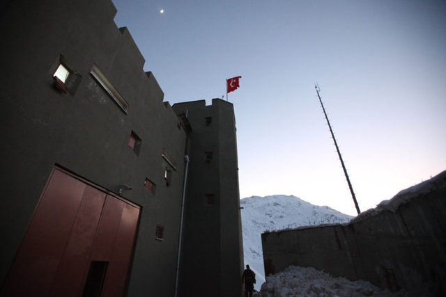 ASKERLİK YAPMADAN... - Sözleşmeli Er uygulaması yürürlüğe girdiğinde, vatani görevini yürütmekte olanlar ile tezkere alan erler başvuru yapabiliyordu.