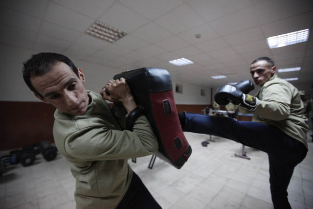 En büyük zevkleri kick-box. Biri minderi tutarken, diğeri tekmeleyip yumrukluyor. Sözleşmeli er maaşı 3 bin 269 TL. İkizlerin Ardahanlı ailelerine aylık katkısı 6 bin 500 TL'yi aşıyor.