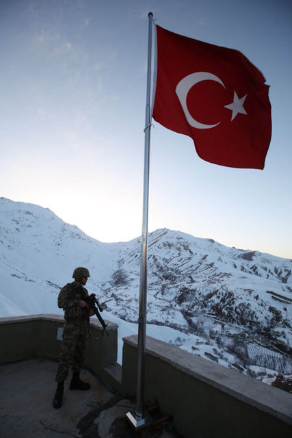 Bembeyaz kar kıyafetlerini üniformalarının üzerine geçiren Mehmetçikler, önde mayın taraması yapan askerin izinde, saatler, günler, belki de haftalar sürecek intikale başlıyorlar.